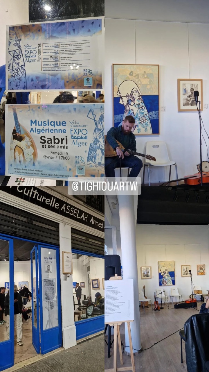 Les musiciens jouent dans la salle d'exposition