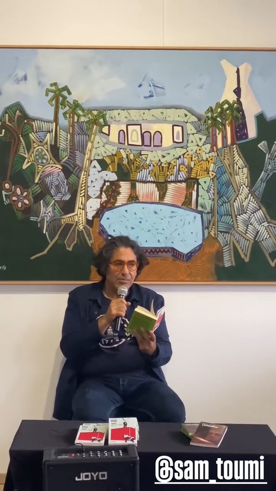 Lecture de l'écrivain Samir Toumi devant une toile de l'exposition