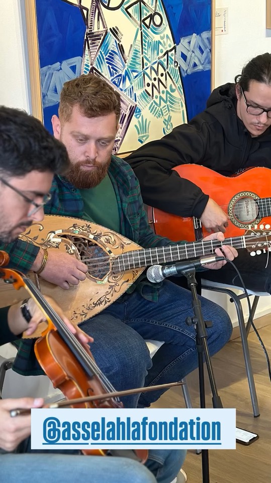 Oud, violon et guitare devant les toiles